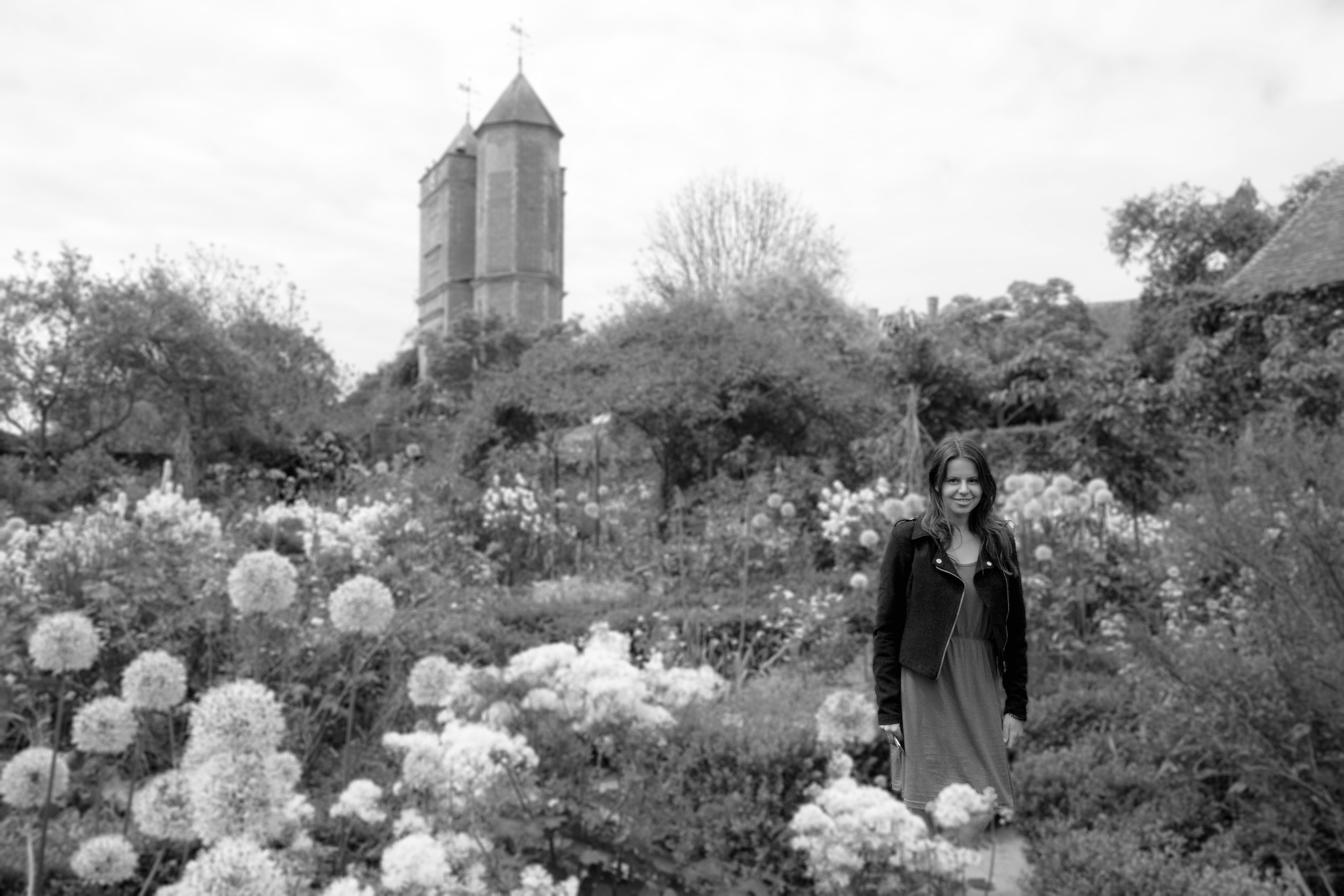 Helena v Sissinghurst Castle Garden, Kent, Anglie.